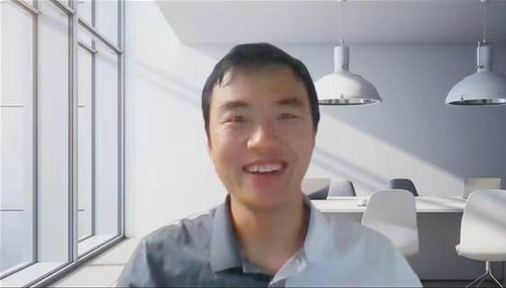 小孩在微笑中度可信度描述已自動生成