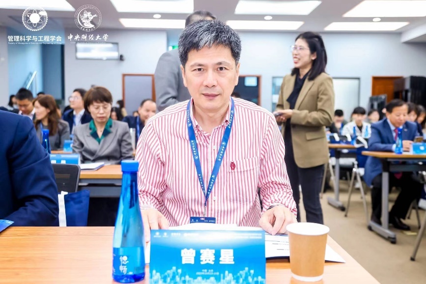 會議室里的人們描述已自動生成